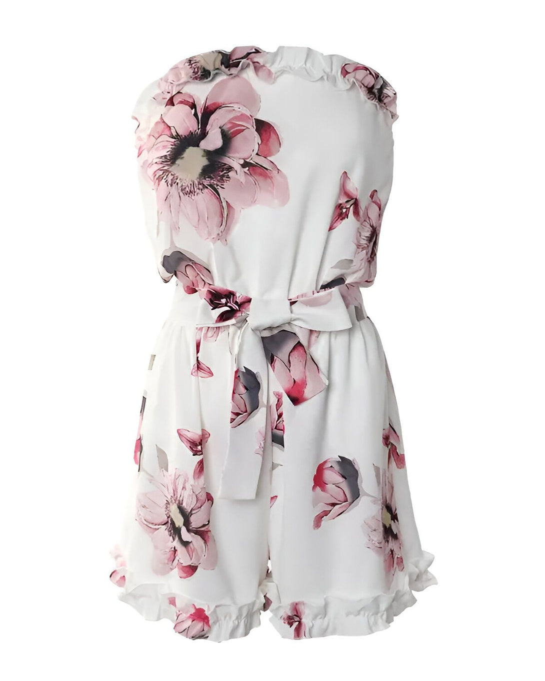 Une combinaison short blanche à motif floral rose et ceinture à nouer.