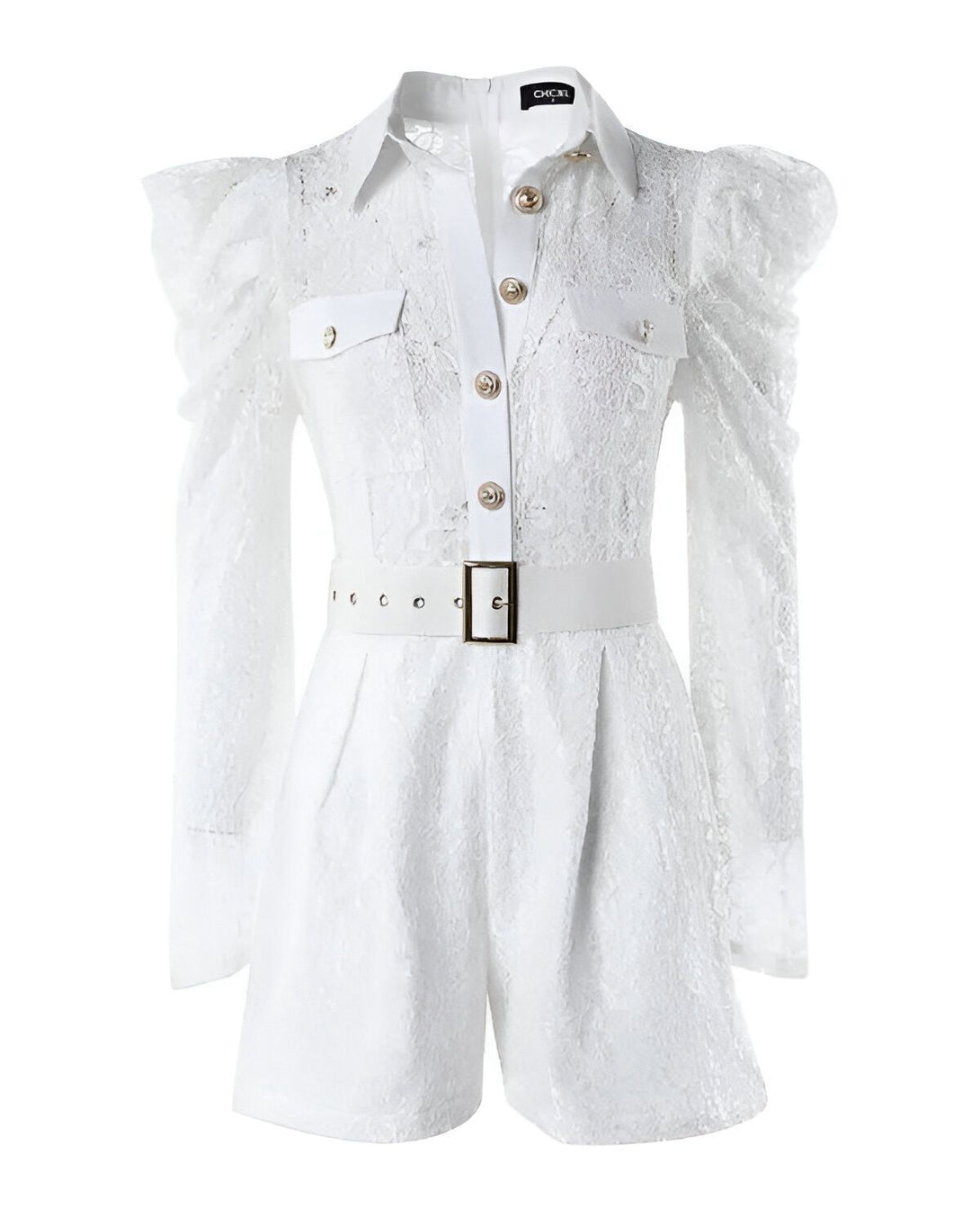 Combinaison blanche en dentelle avec des manches bouffantes et une ceinture.