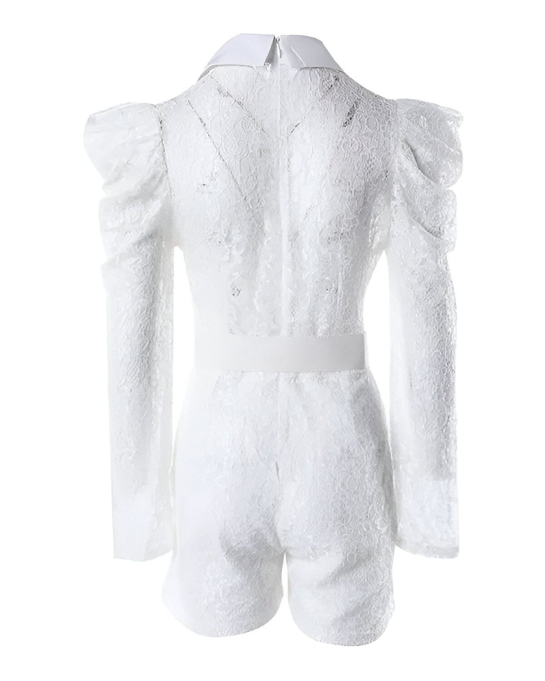 Combinaison blanche en dentelle avec un col montant et des manches bouffantes.