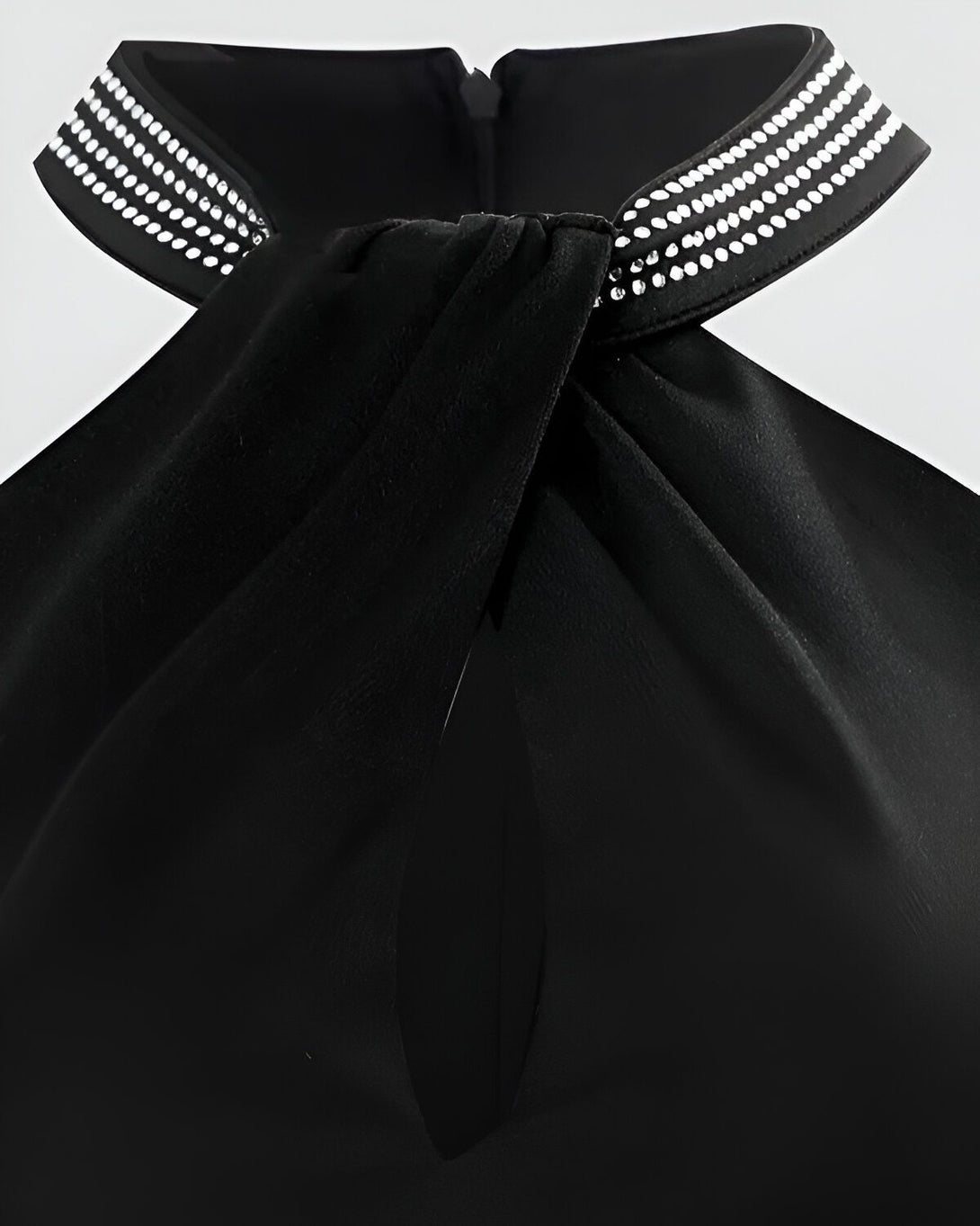 Une image d'une robe noire avec un col montant et des strass.