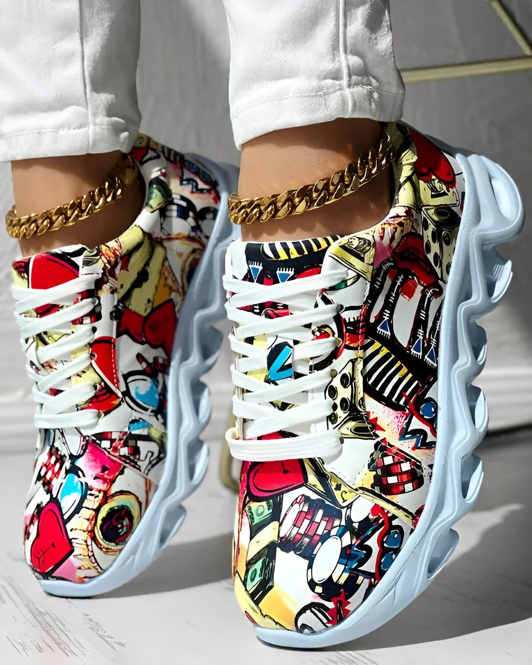 Une paire de baskets multicolores avec des lacets blancs et une semelle épaisse blanche.