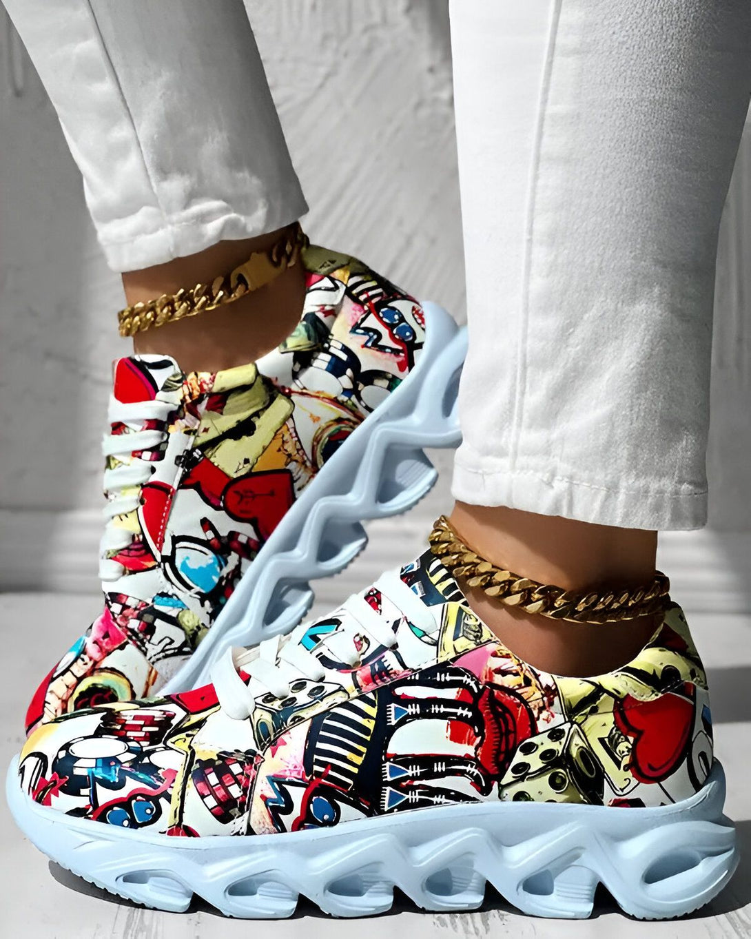 Une paire de baskets colorées avec des motifs de graffitis et des semelles compensées.