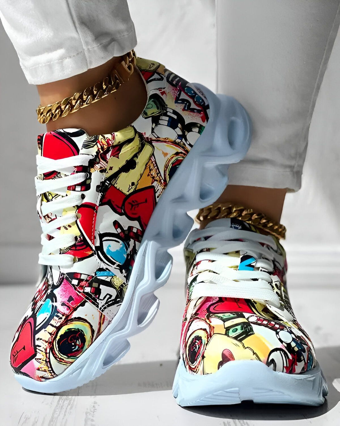 Une paire de baskets multicolores avec des lacets blancs et une semelle épaisse blanche.