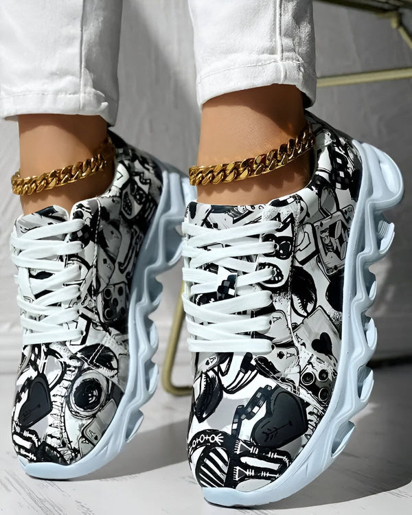 Une paire de baskets montantes à lacets blancs. Les baskets sont noires et blanches avec un motif de têtes de mort, de coeurs et de trèfles. La semelle est blanche et épaisse.