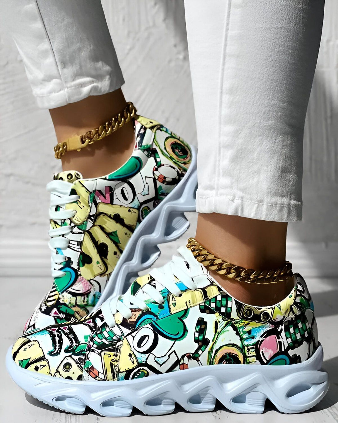 Une paire de baskets colorées avec des lacets blancs et une semelle blanche. Les baskets sont recouvertes d'un motif coloré.