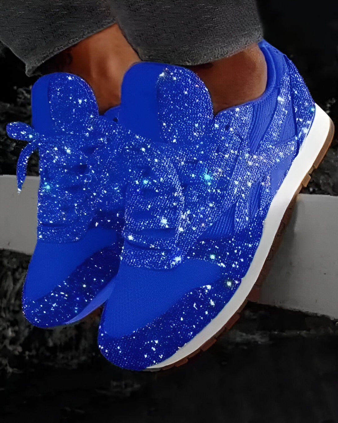 Une paire de sneakers bleue pailletée.
