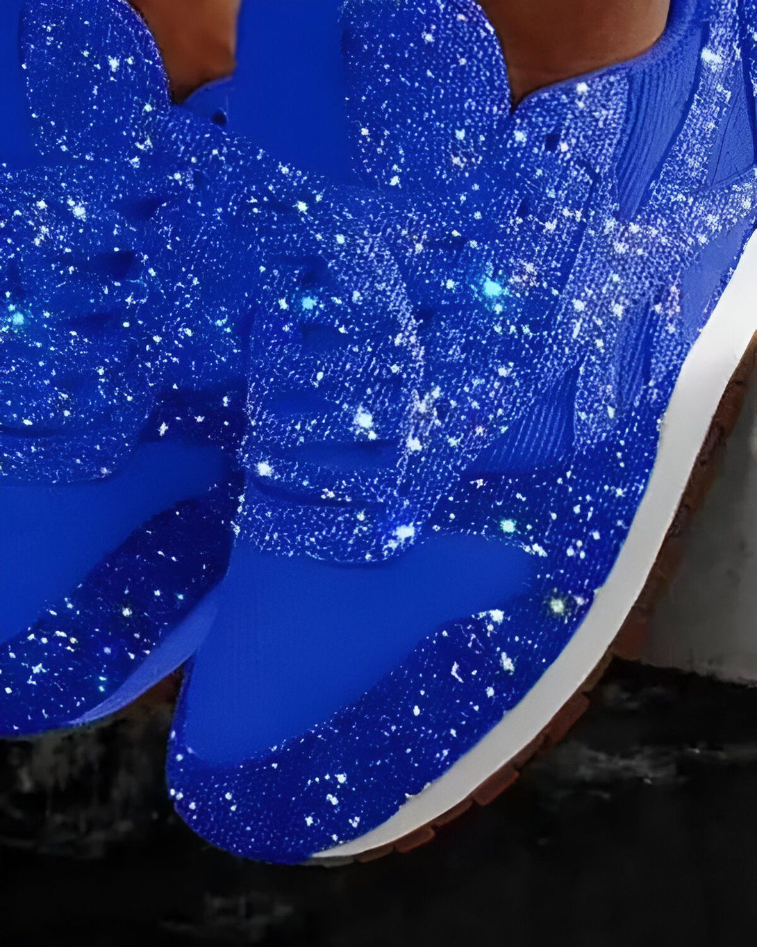Une paire de sneakers bleue pailletée.