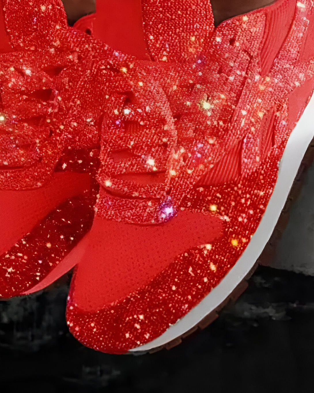 Une paire de sneakers rouge pailletée