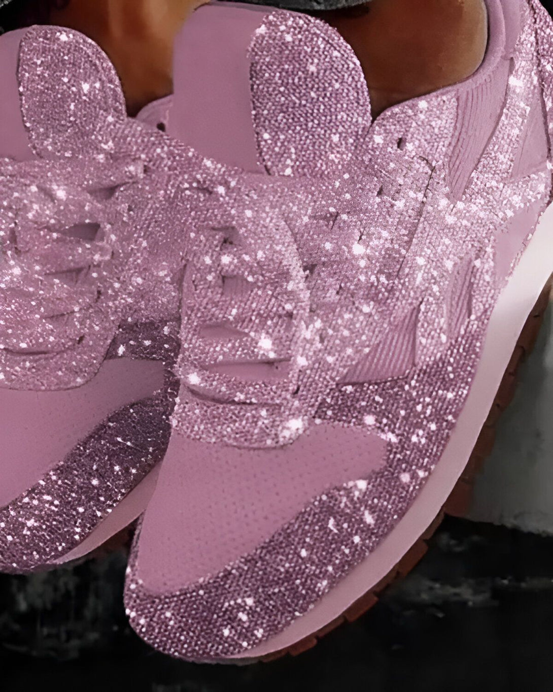Une paire de baskets roses pailletées.