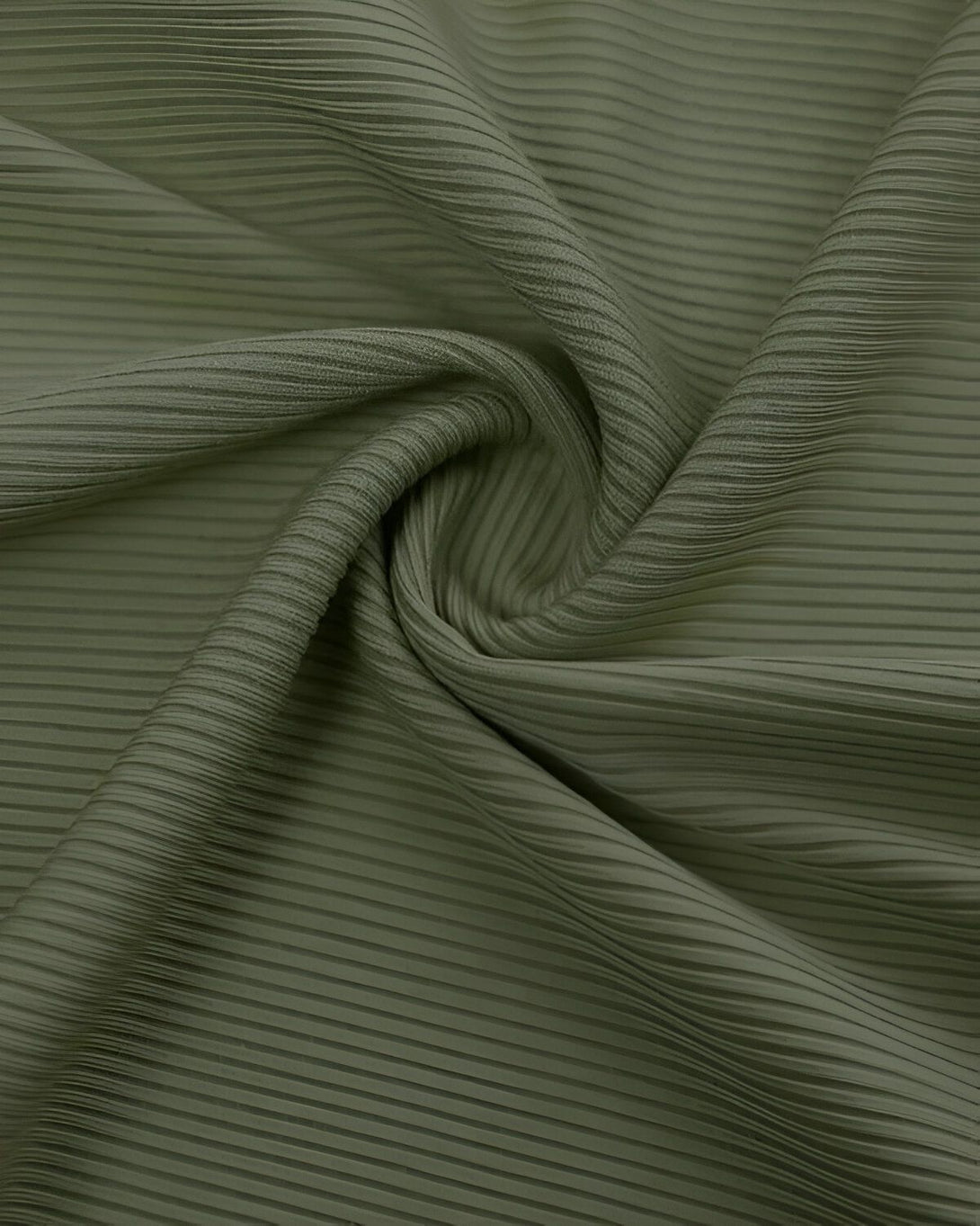 Une image d'un tissu côtelé de couleur vert olive. Le tissu est plié et on peut voir les plis.