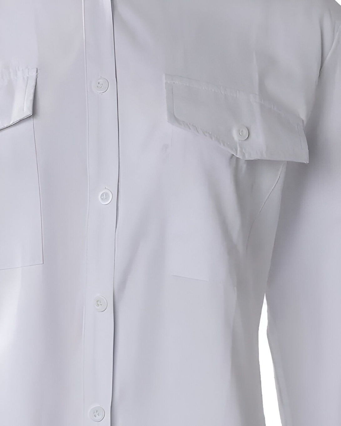 Une chemise blanche avec des boutons sur le devant et des poches sur la poitrine.