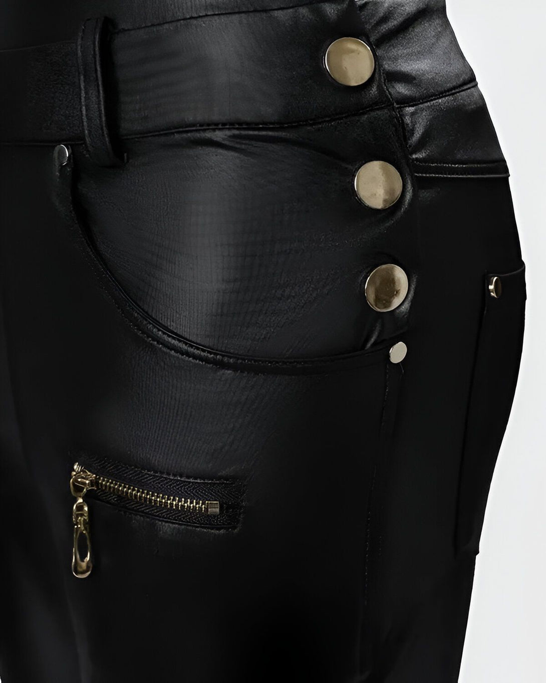 Une image d'un pantalon en simili cuir noir avec des boutons dorés sur le côté.