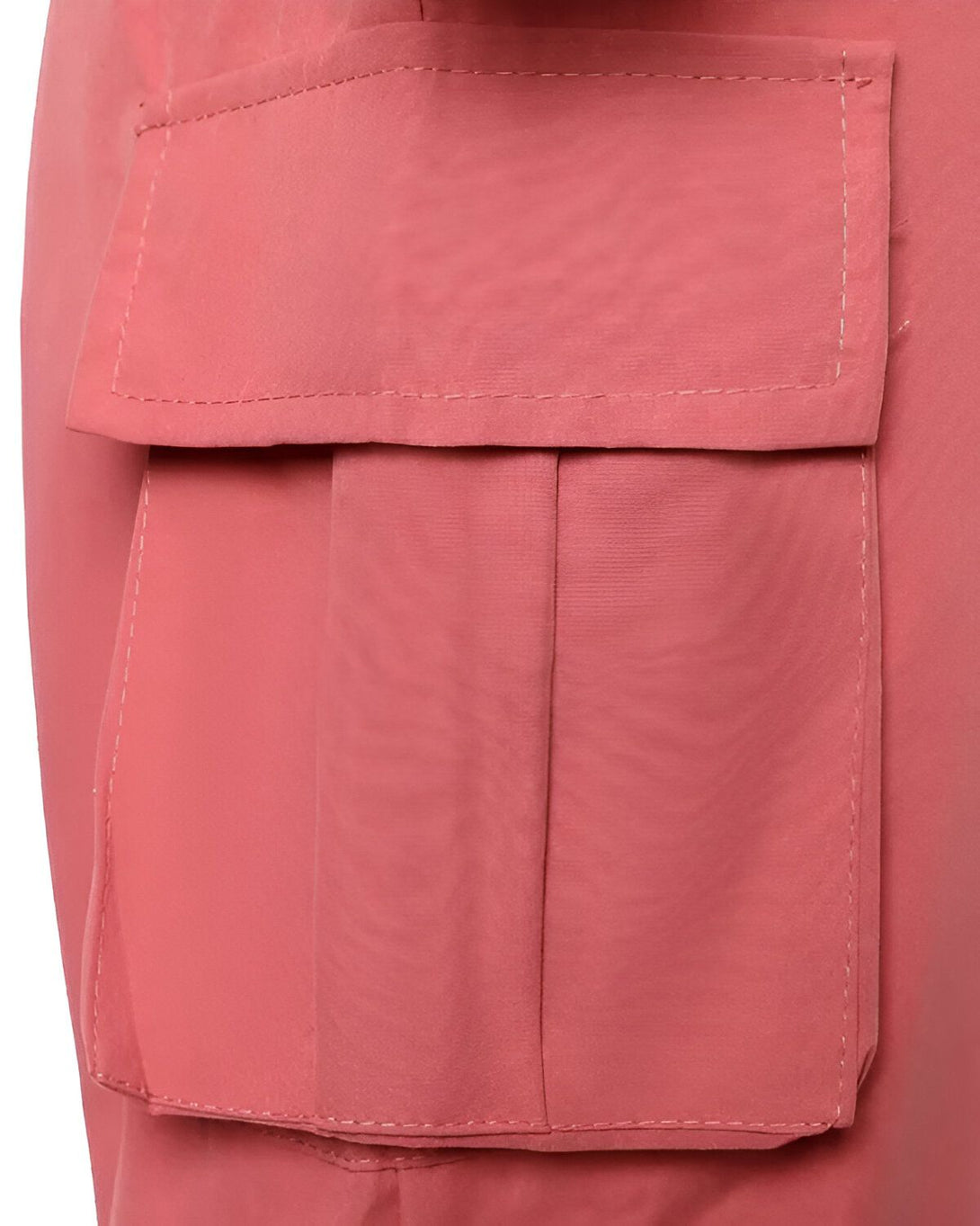 Une image d'une poche de pantalon rose avec des coutures blanches.