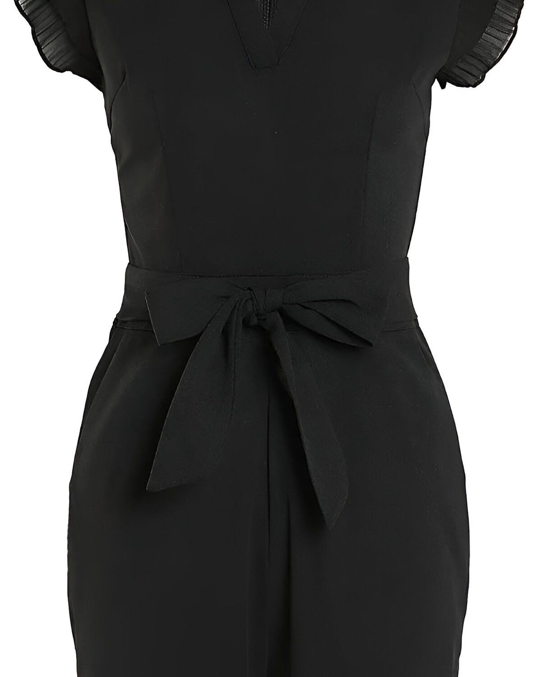 Une combinaison noire avec un nœud à la taille.