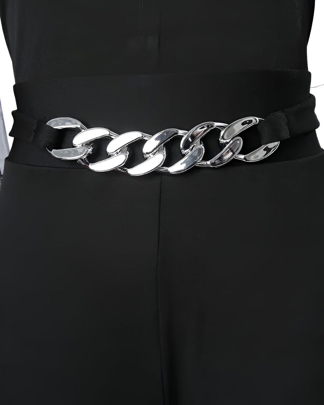 Une image d'une ceinture noire avec une chaîne en métal argenté.