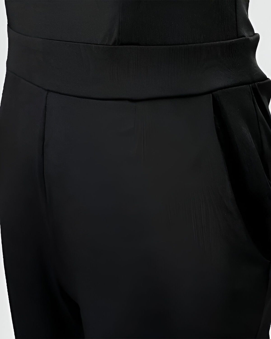 Une image d'un pantalon noir pour femme. Le pantalon est taille haute et a une coupe droite. Il est fabriqué dans un tissu légèrement extensible et possède des poches latérales.