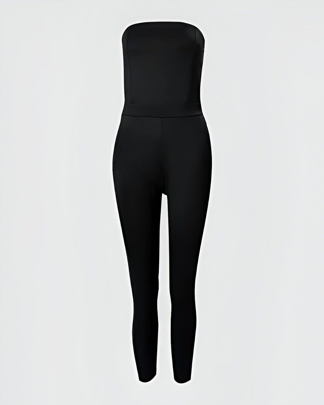 Une combinaison noire sans bretelles, avec une coupe ajustée et des jambes évasées.