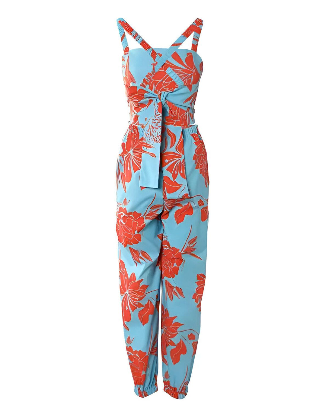 Une combinaison pantalon bleu clair à motif floral rouge. Le haut est court et noué au niveau de la poitrine. Le pantalon est long et ample.