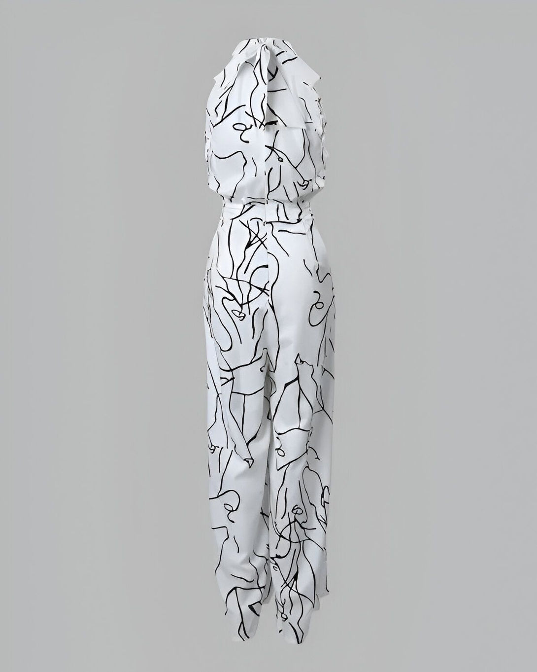 Une combinaison pantalon blanche avec un motif de croquis de visage noir.