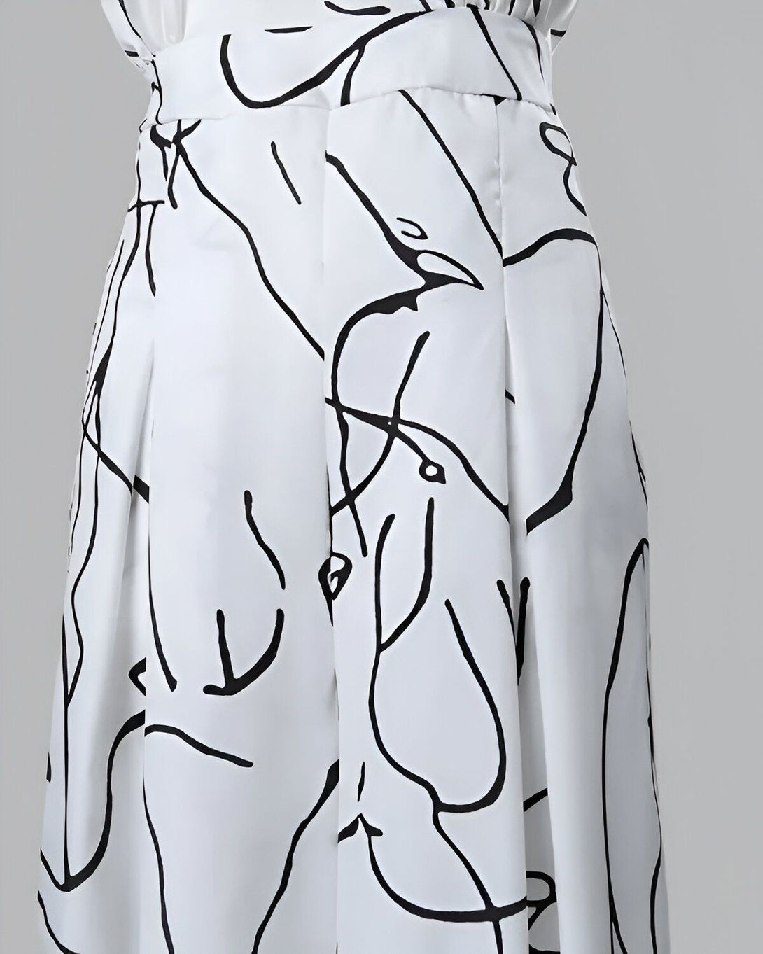Une jupe blanche à taille haute avec un motif de corps en noir.