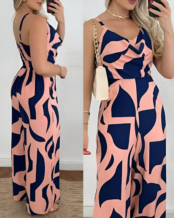 Une femme porte une combinaison rose et bleu marine. La combinaison a un motif géométrique. La femme est vue de face et de dos.