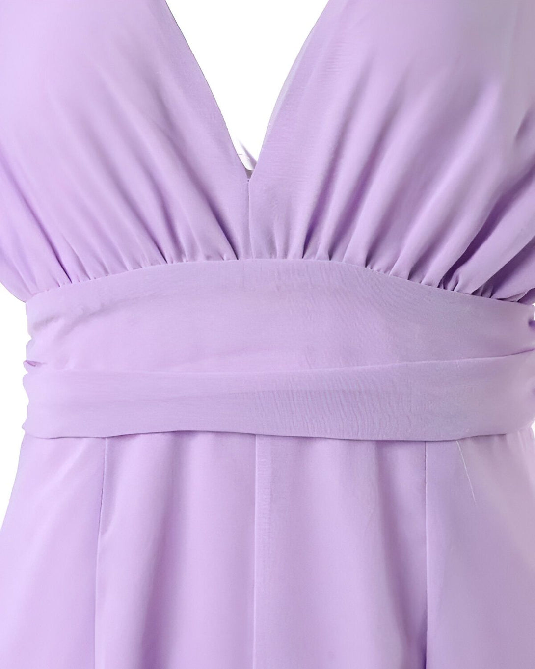 Une image d'une combinaison-pantalon violette avec un décolleté en V et une ceinture à la taille.