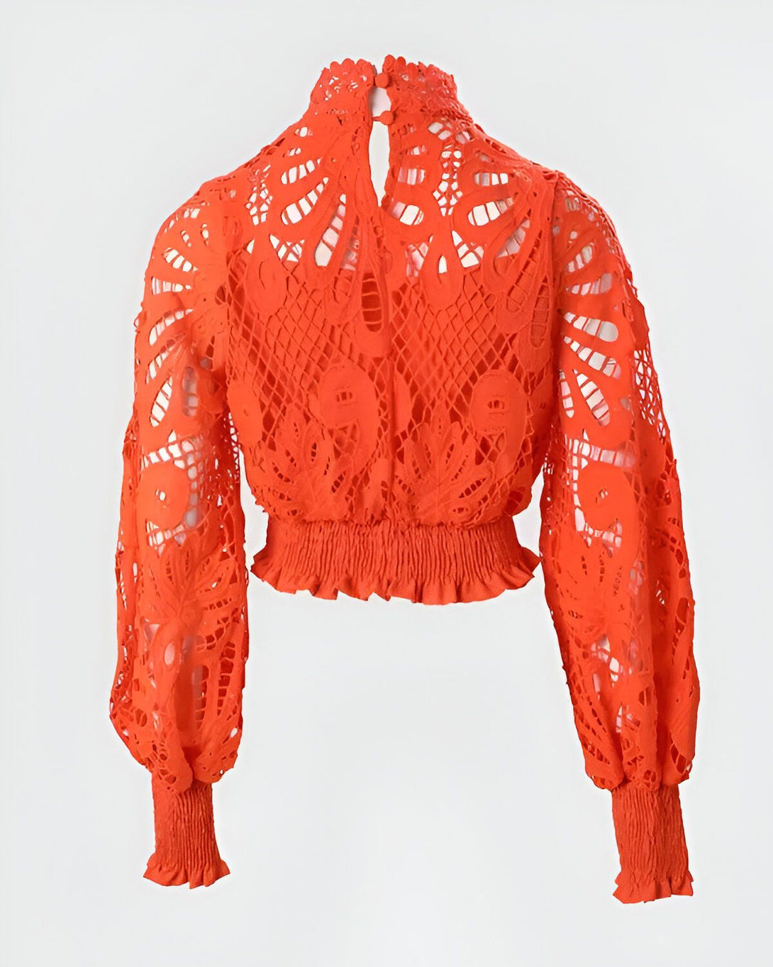 Chemisier court en dentelle orange avec des manches longues et un col montant.
