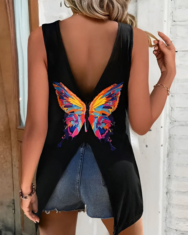 Une femme porte un débardeur noir avec un papillon coloré dans le dos. Le papillon est peint en orange, jaune, bleu et vert. La femme est vue de dos et porte un short en jean bleu.