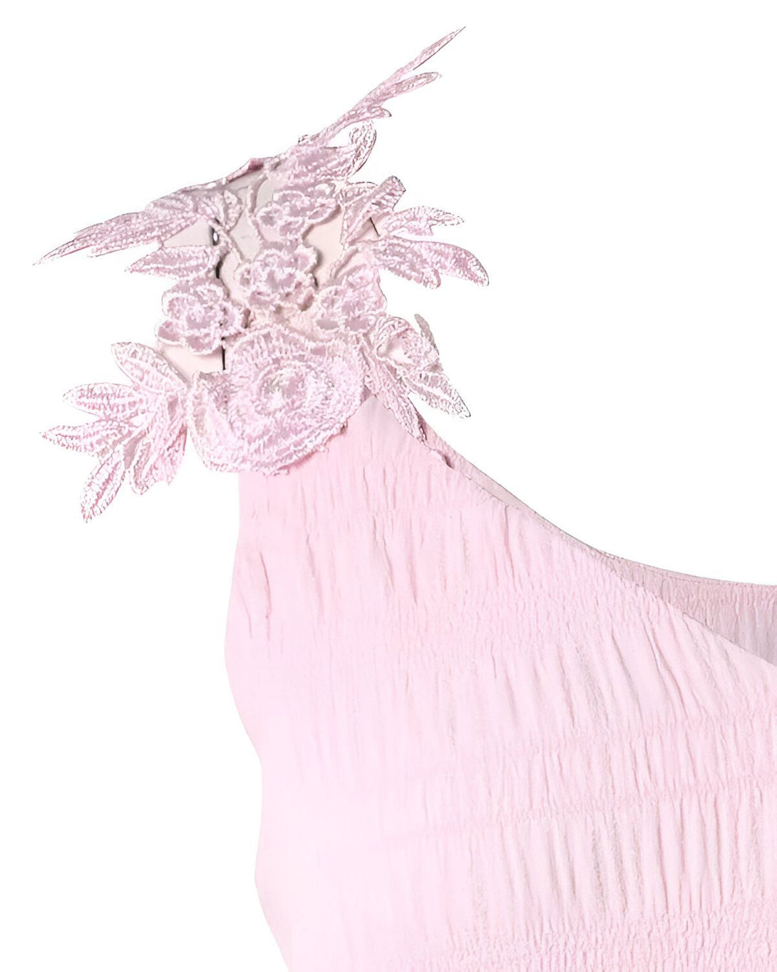 épaule d'une robe rose en mousseline de soie avec des détails en dentelle