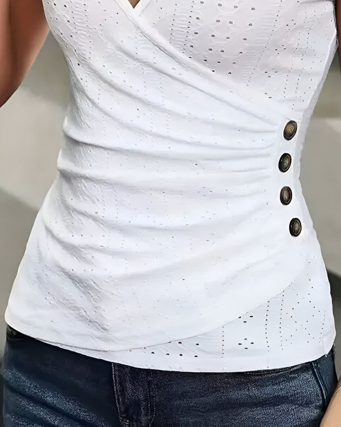 Une image d'un chemisier blanc avec des boutons sur le côté.