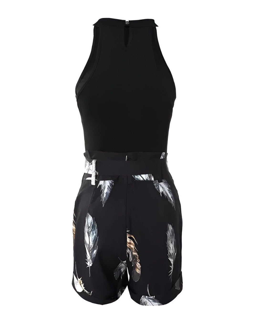 Une combinaison short et haut de couleur noire. Le haut est sans manches et possède une encolure ronde. Le short est taille haute et possède une ceinture. L'ensemble est imprimé de plumes de couleur marron et blanche.