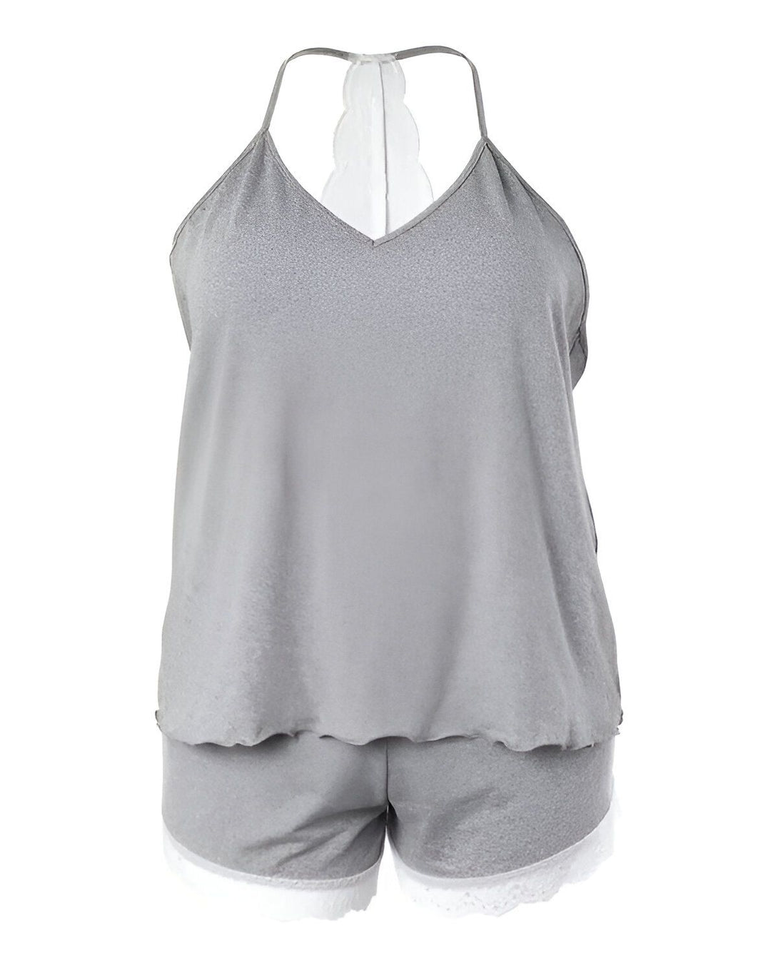 Une image d'un ensemble de pyjama en satin gris avec des détails en dentelle blanche. Le haut est un débardeur à bretelles avec un col en V et le short est taille haute avec une coupe ample.