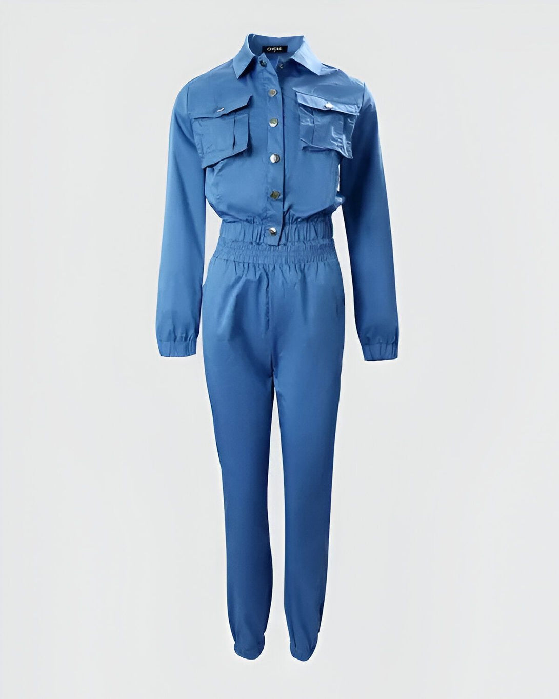 Une combinaison pantalon bleu ciel manches longues avec des poches sur la poitrine et un élastique à la taille.