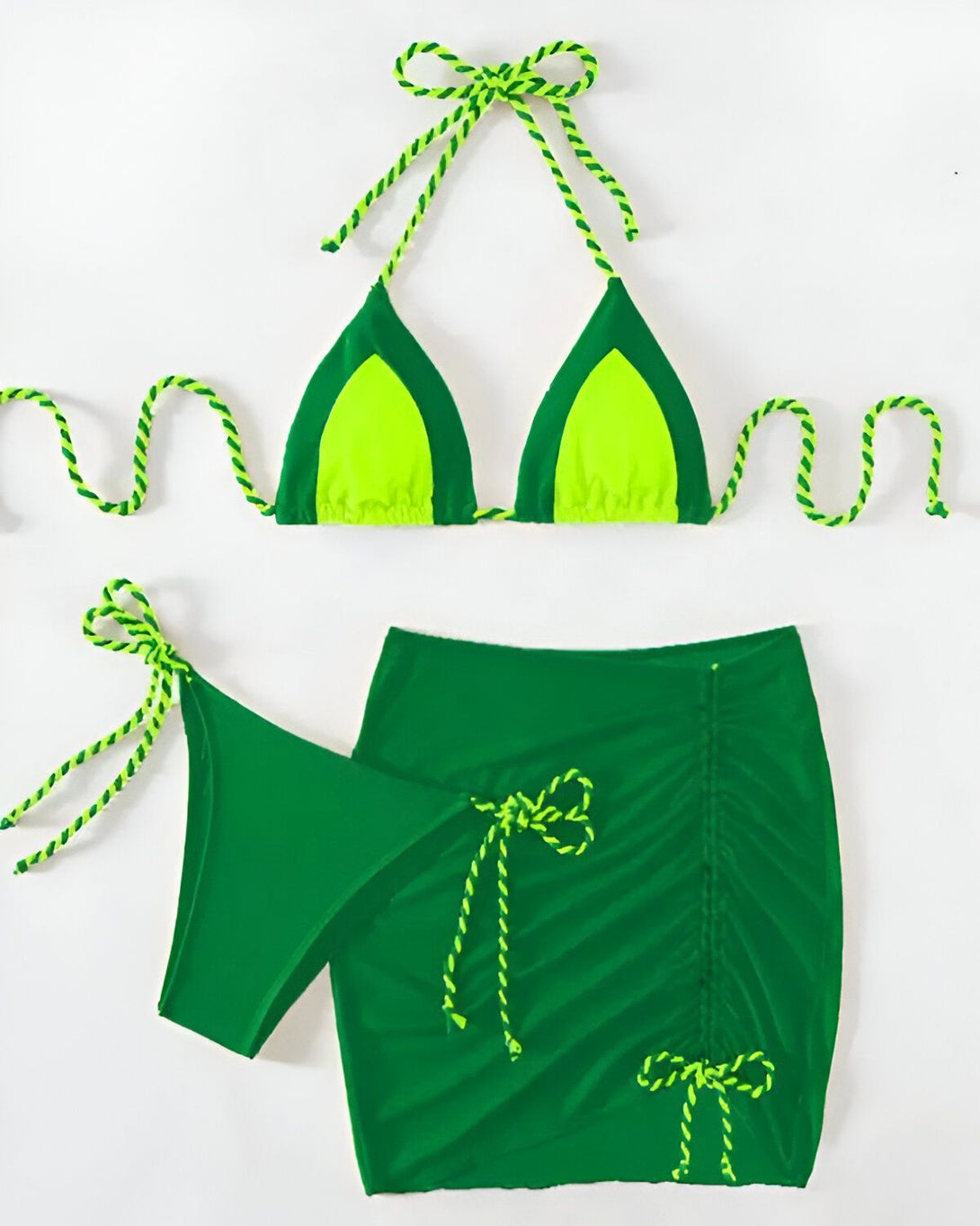 Un maillot de bain deux pièces vert avec des bordures et des lacets jaunes. Le bas est une jupe de couleur verte.