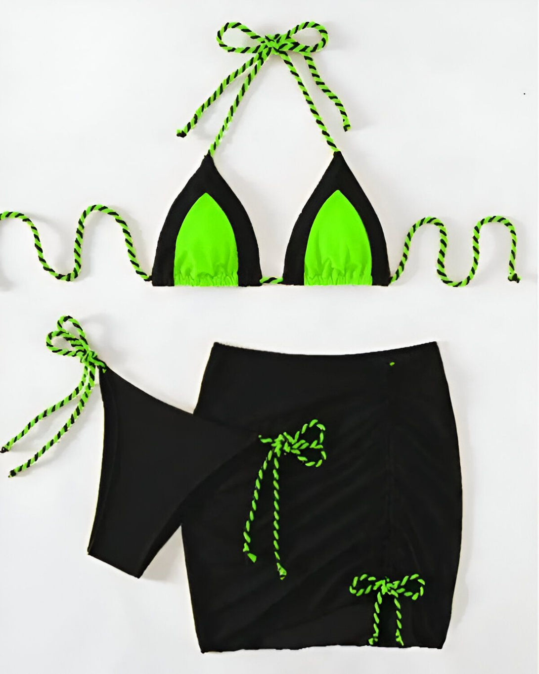 Un maillot de bain deux pièces avec un haut triangle vert et noir et un bas tanga noir. Le maillot de bain est complété par une jupe de plage noire avec des liens vert fluo.