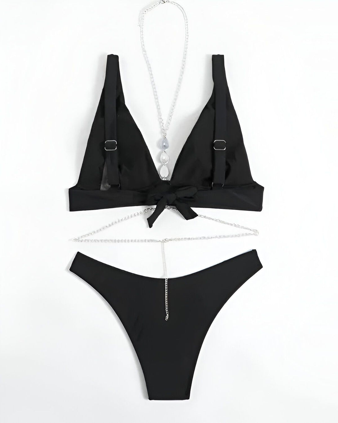 Un maillot de bain deux pièces de couleur noire avec un soutien-gorge triangle et une culotte taille basse. Le soutien-gorge est doté d'une chaîne avec un pendentif en forme de perle au niveau de l'entre-seins. La culotte est échancrée sur les côtés et possède une chaîne qui se noue au niveau de la taille.