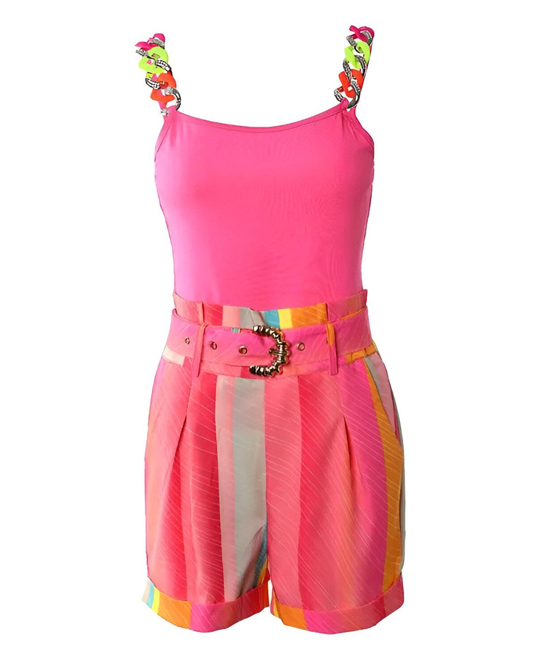 Une combinaison short et débardeur rose fuchsia. Le débardeur possède des bretelles constituées de maillons multicolores. Le short est taille haute, coloré et possède une ceinture dorée.