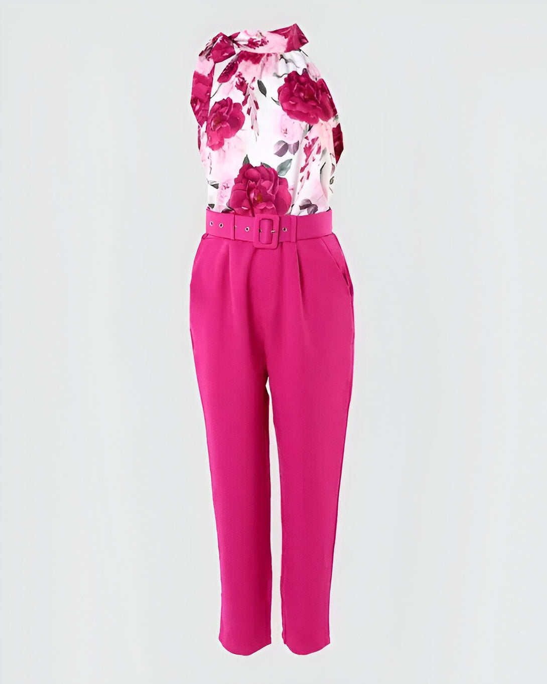 Combinaison pantalon rose fuchsia avec un haut à motif floral et un pantalon taille haute ceinturée.
