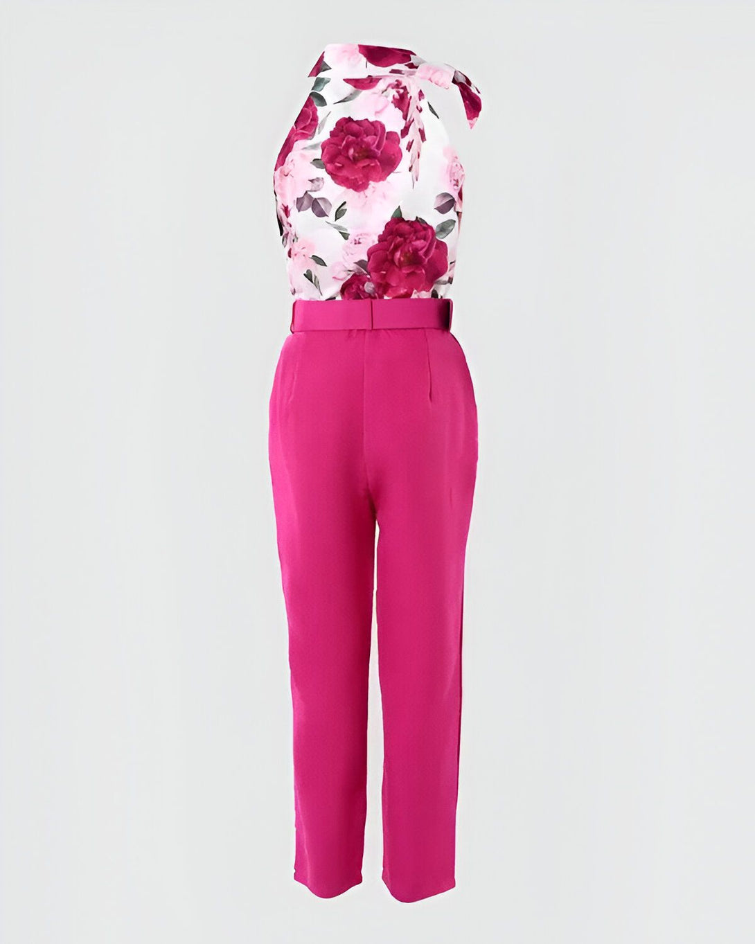 Combinaison pantalon rose fuchsia avec un haut à motif floral rose et blanc et un pantalon taille haute.