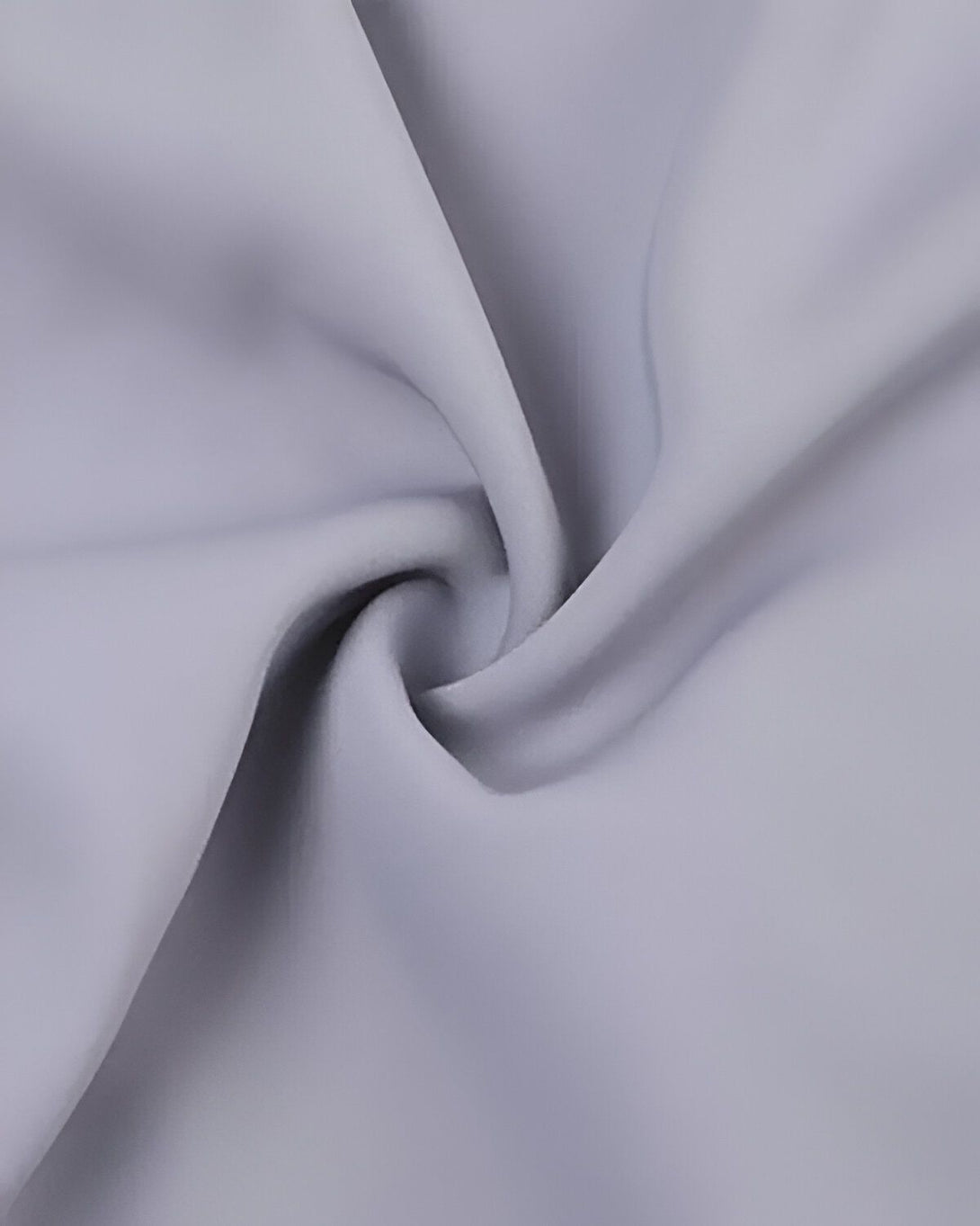 L'image montre un tissu gris clair froissé.