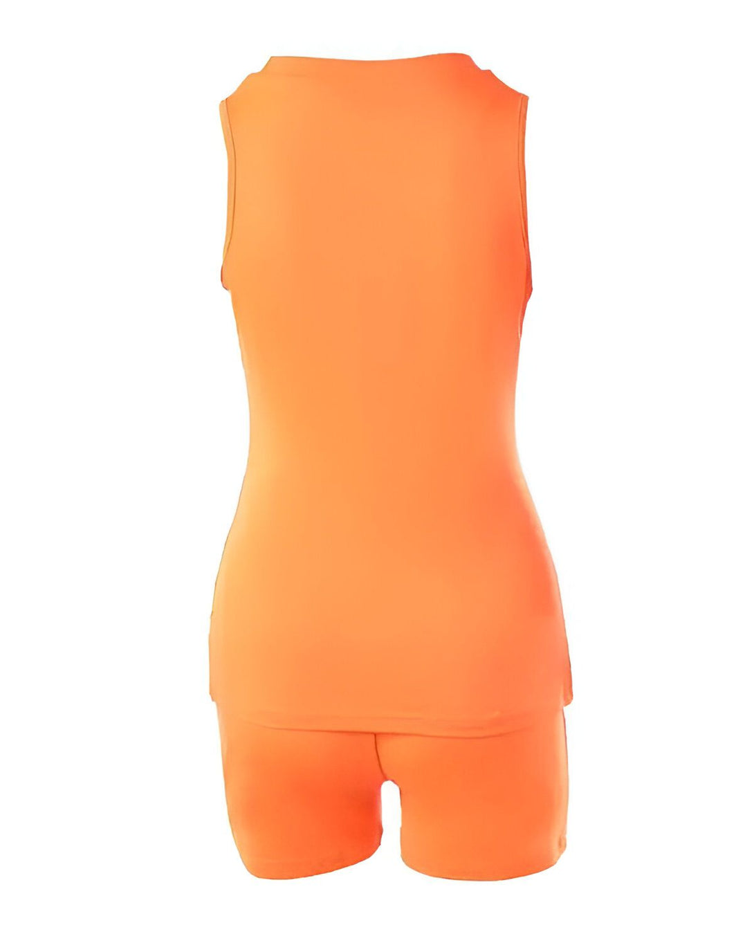 Un mannequin porte un ensemble short et débardeur orange