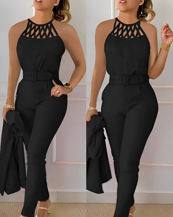 Une femme porte un pantalon et un haut noirs. Le haut est sans manches et a un col montant. Le pantalon est taille haute et a une ceinture. La femme porte également une veste noire.