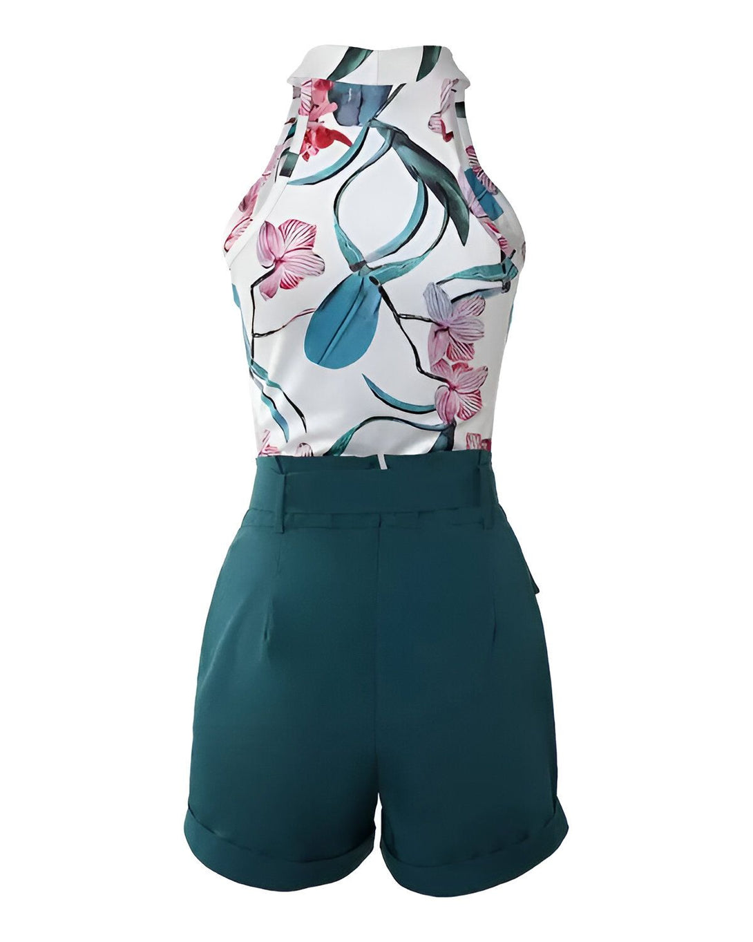 Une image d'un ensemble short et haut de couleur vert et blanc. Le haut est à col montant et l'imprimé floral. Le short est taille haute et possède des poches.