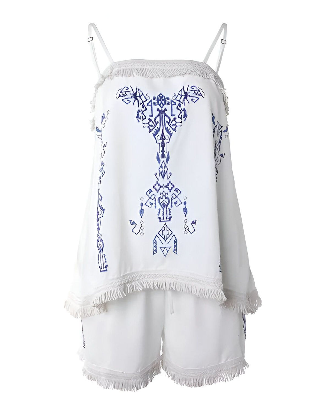 Un ensemble short et haut de couleur blanche avec des motifs bleus. Le haut est court et possède des bretelles. Le short est taille haute.