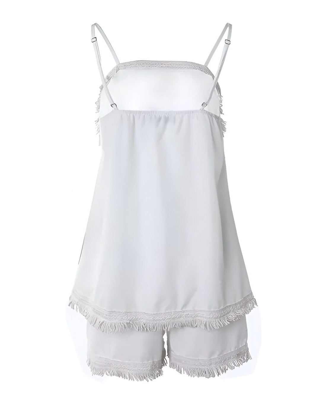 Une image d'un ensemble de pyjama blanc pour femme avec un haut à bretelles et un short. L'ensemble est bordé de franges.