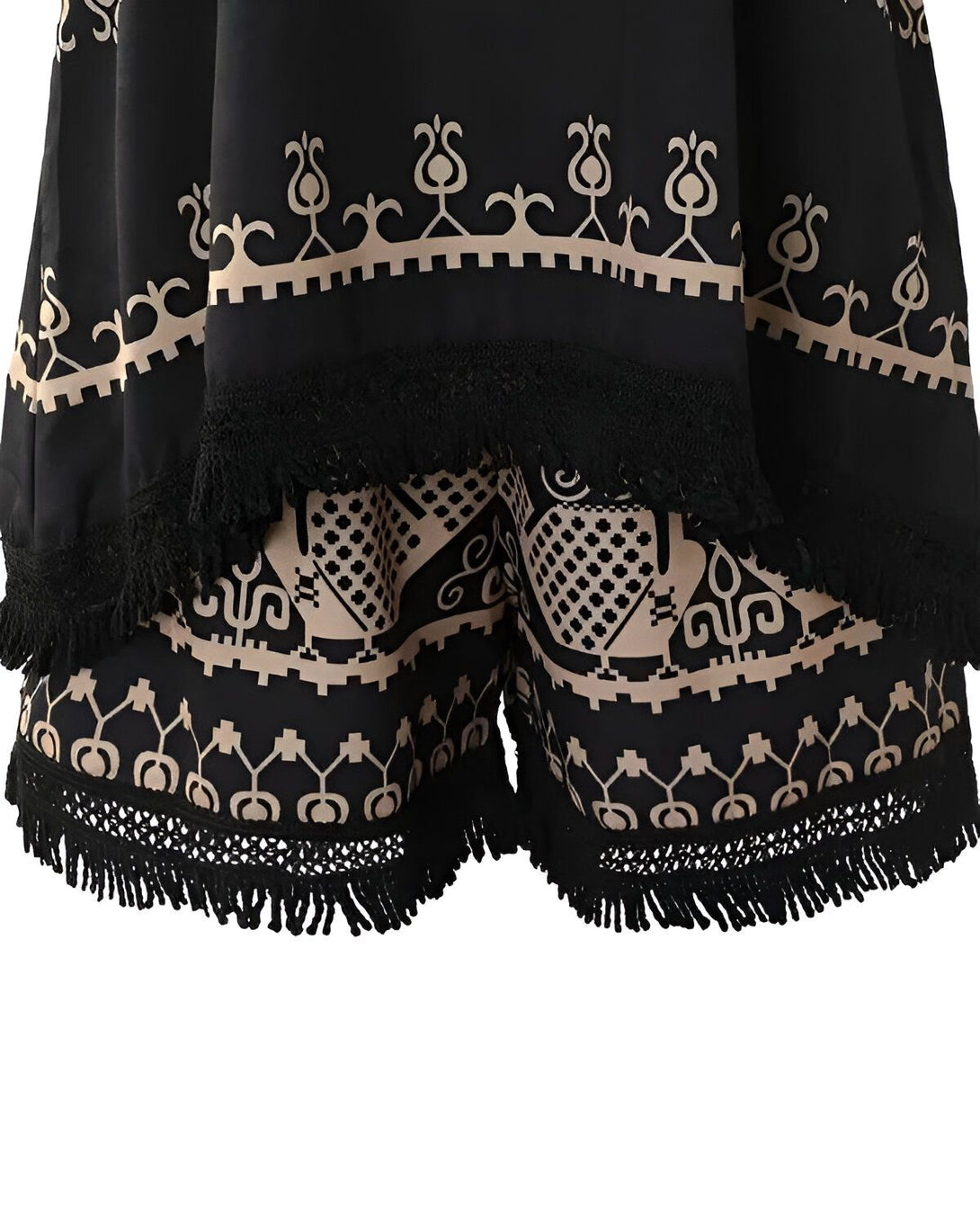 Une image d'un short noir avec des motifs beige et des franges noires.