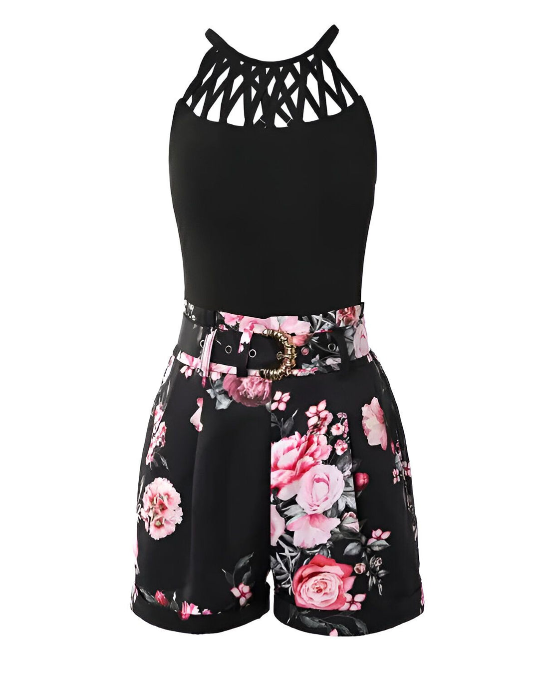 Une combinaison short taille haute noir avec un haut noir et un short à motif floral rose et ceinture