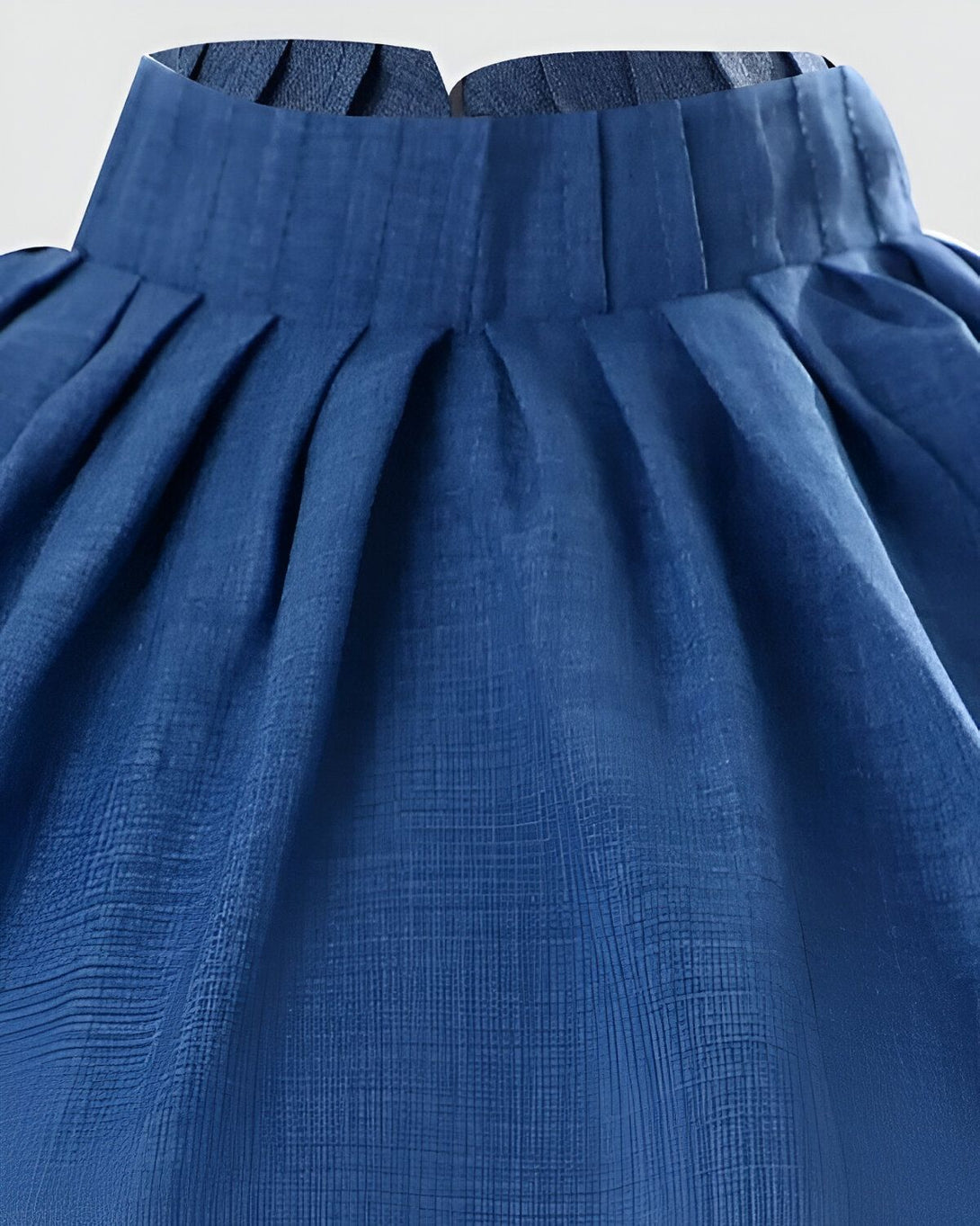 Une image d'un tissu bleu avec des plis.