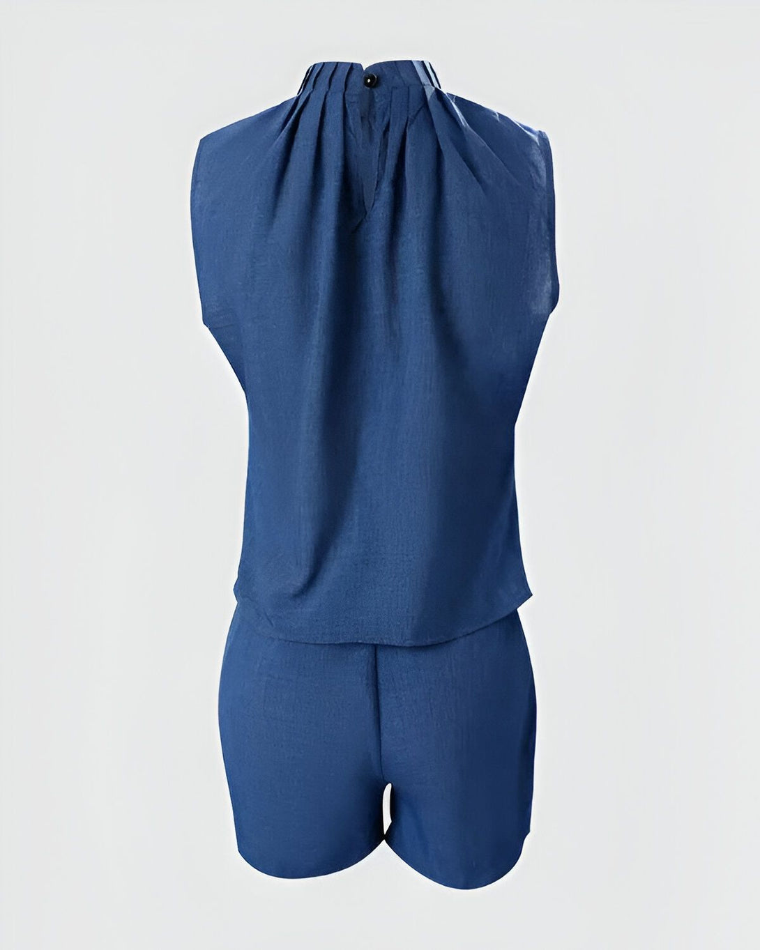 Une combinaison short bleu marine dos nu