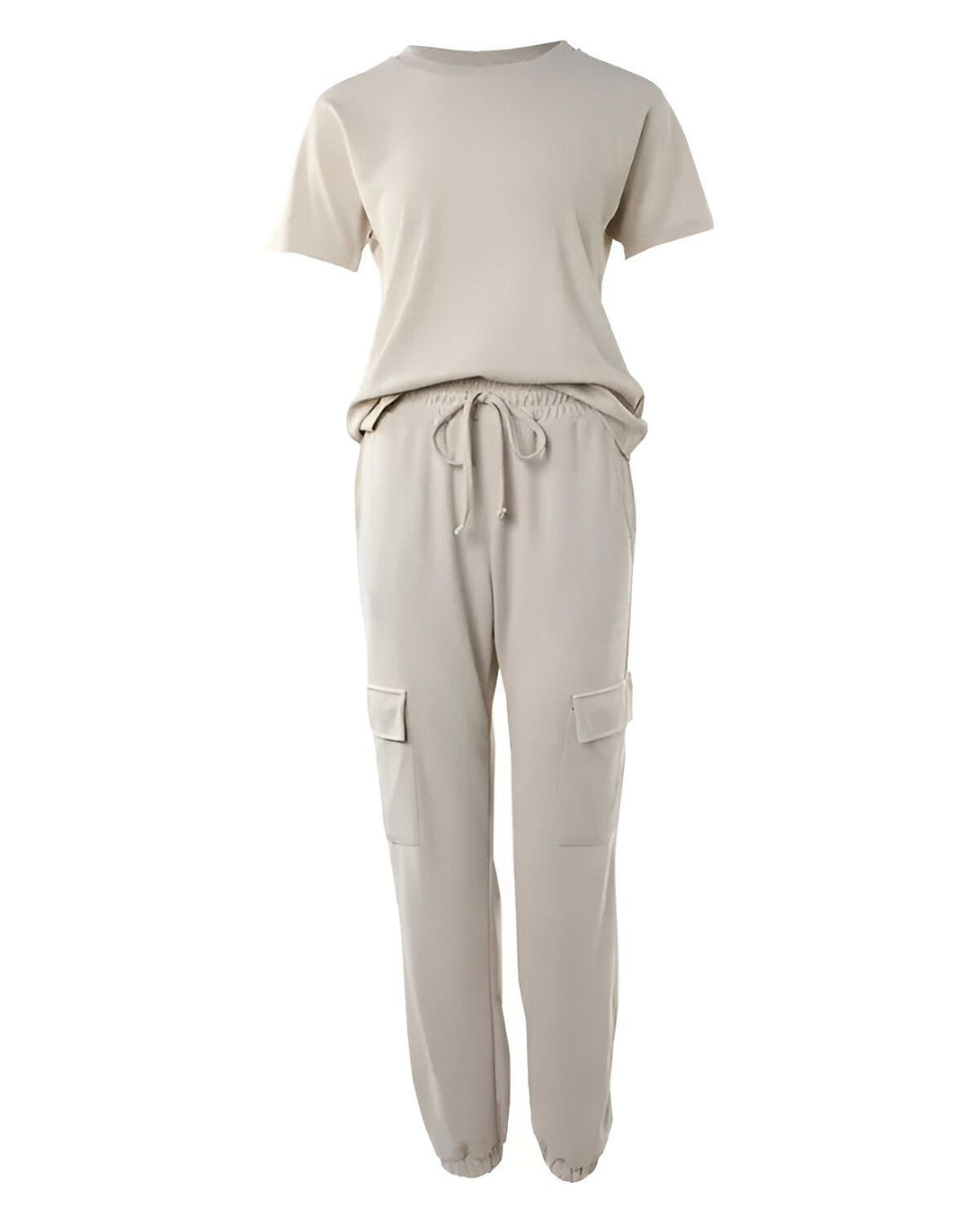 Un ensemble de jogging beige composé d'un t-shirt à manches courtes et d'un pantalon cargo.